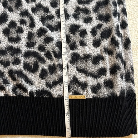 Michael Kors Leopard Print Cold Shoulder Top. Size M - Picture 5 of 5